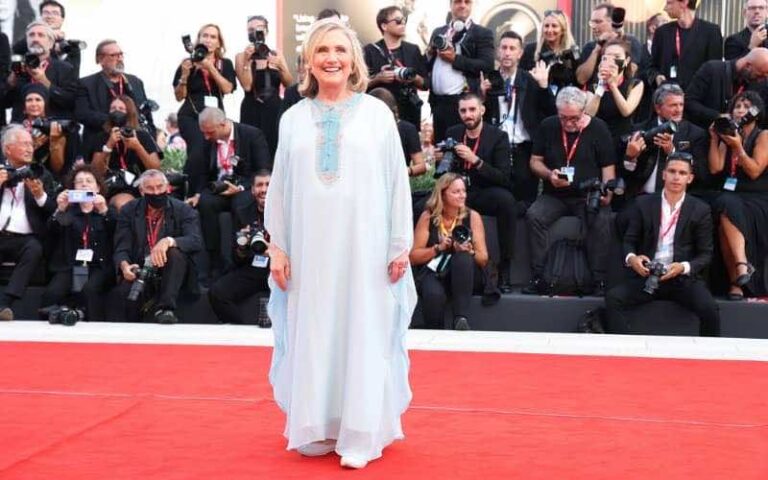 hillary-clinton-steals-spotlight-in-stunning-blue-moroccan-caftan