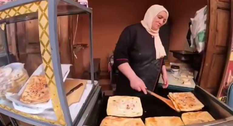 moroccan-vendor-impresses-tourist-with-fluent-english-in-marrakech
