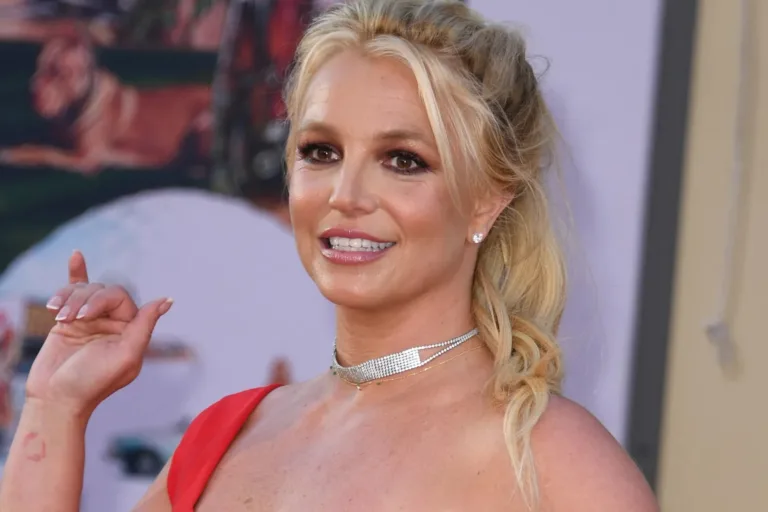 Britney Spears enters rehab after arrest