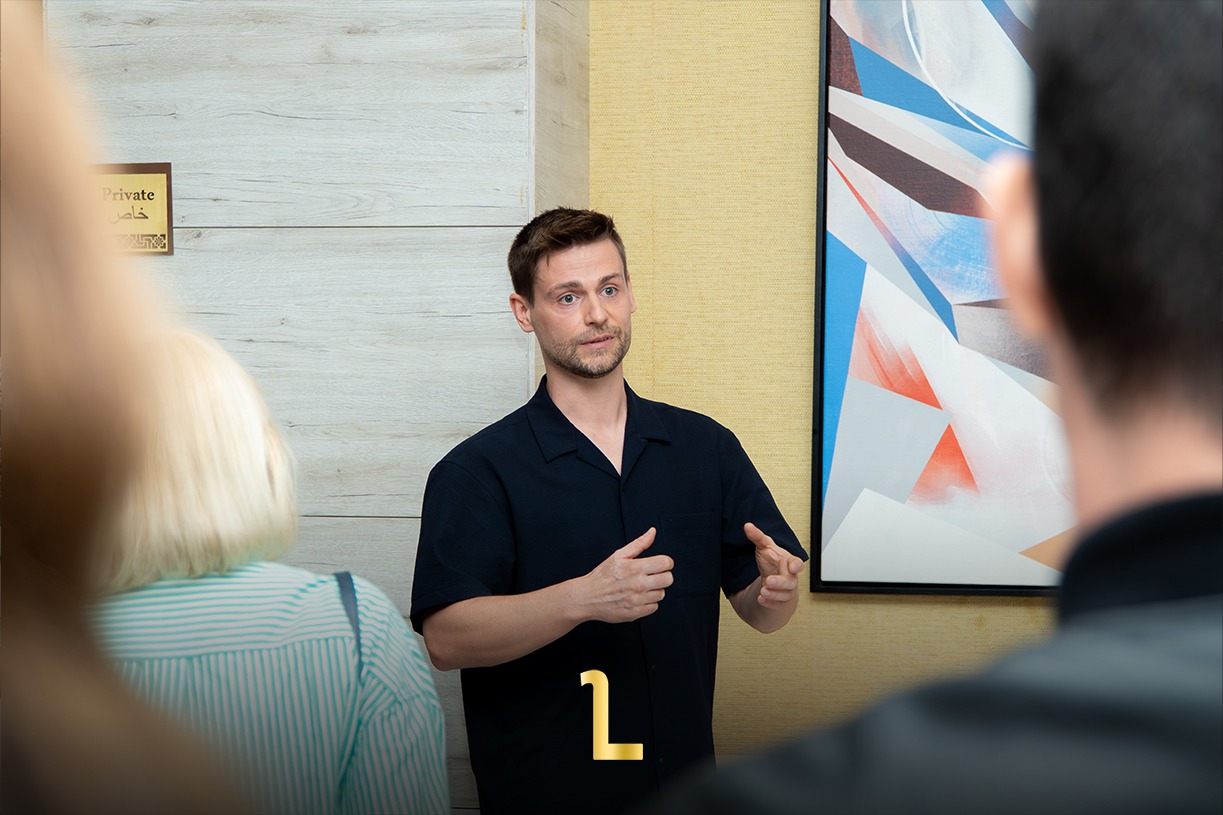 The artist discusses his new painting, “Celestial Blues,” with guests at The Ritz-Carlton Rabat, Dar Es Salam / MWN Photography Team